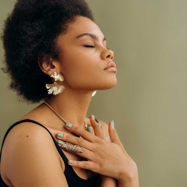 mulher-tronco-rosto-olhos-fechados-meditando-calma