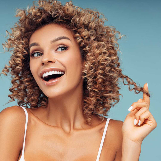 mulher-morena-cabelo-cachos-hidratacao-tronco-rosto-cabelo