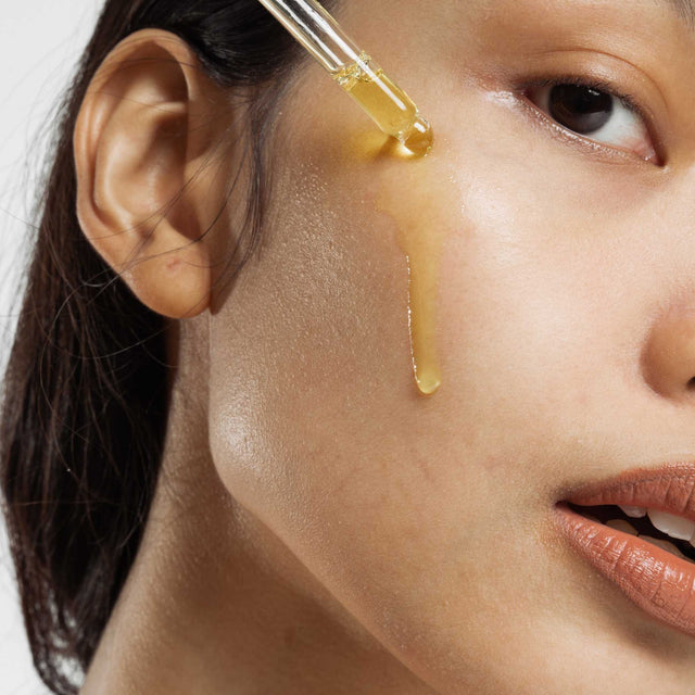imagem-mulher-canula-oleo-copaiba-natural-tropik-cosmetics