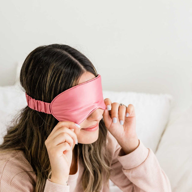mulher-tronco-rosto-tapa-olho-dormir-pijama-cama-fundo