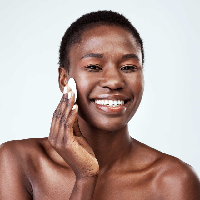 mulher-negra-sorridente-limpeza-facial-oleos-essenciais-vegetais