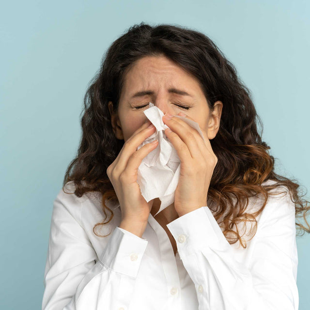 mulher-espirrando-alergia-inalacao-oleos-essenciais