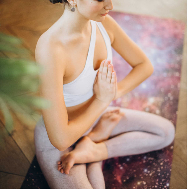 mulher-corpo-ioga-yoga-meditacao-varanda-oleos-essenciais